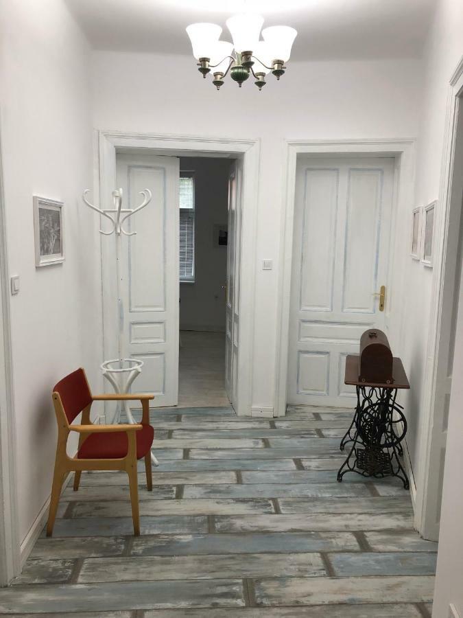 Modern & Old Apartment *